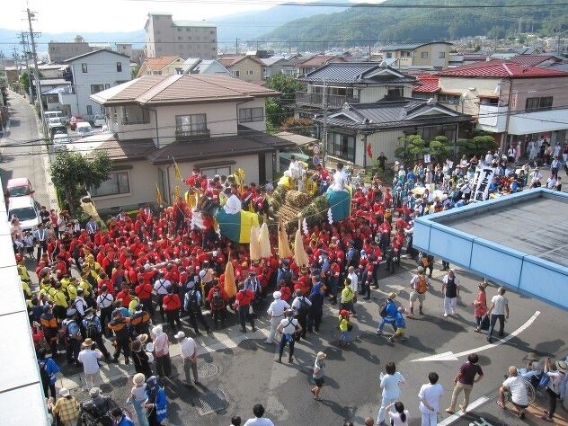 諏訪共立病院の前を華やかに曳行されて行きました。