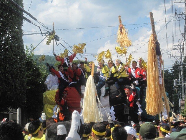 長さ10m、重さ5トンという巨大なお舟を、祭りの氏子の皆さんが力を合わせて曳行します。