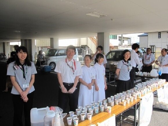 麦茶を振舞う職員